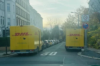 Immer mehr Online-Shopping: Was das für Chemnitz bedeutet - Ein typisches Bild auf dem Kaßberg: Paketautos voller Ware vom Online-Shopping.