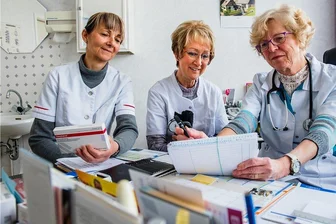 Immer mehr Praxen im Westerzgebirge schließen: Hausärzte verzweifelt gesucht - Dienstberatungen wie hier wird es zwischen Hausärztin Dr. Sylvia Reich (rechts) und ihren Arzthelferinnen Ramona Dettmer (links) sowie Susann Weißbach nicht mehr oft geben. Ende Juni geht die Allgemeinmedizinerin in Rente, ihre Praxis auf dem Brünlasberg schließt nach mehr als 30 Jahren und hinterlässt eine weitere Lücke in der Versorgung. Sylvia Reich hofft bis zuletzt auf ein Wunder in Gestalt eines Nachfolgers, der sofort anfangen könnte. 