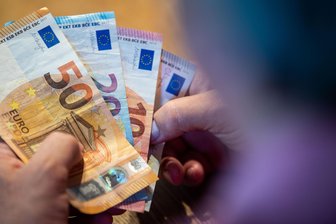 Immer mehr Rentnerinnen und Rentner müssen Steuern zahlen - Kommt die Rentenerhöhung wie geplant in diesem Jahr, rutschen viele Rentner in die Steuerpflicht.