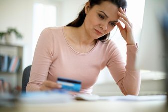 Immer mehr Sachsen rutschen bei ihrer Bank in die Miesen - Für mehr als jeden zweiten Befragten sind die steigenden Lebensunterhaltungskosten die größte Angst.
