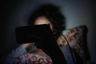 Immer mehr Sachsen schlafen schlecht - Mit dem Smartphone ins Bett - keine gute Idee.