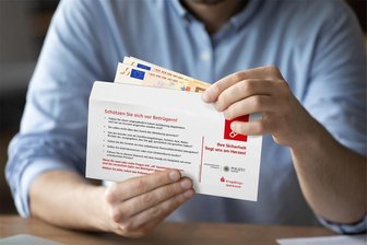 Immer mehr Schockanrufe im Erzgebirge: Sparkasse will Telefonbetrüger mit speziellen Geldumschlägen austricksen - Bei größeren Abhebungen setzt die Erzgebirgssparkasse künftig auf spezielle Geldumschläge.