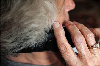 Immer mehr Schockanrufe im Landkreis Zwickau: Sogar Polizei stößt an Grenzen - Trickbetrüger melden sich per Telefon bei Senioren. Die Polizeidirektion Zwickau nahm am Dienstag insgesamt 14 Anzeigen auf.