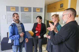 Immer mehr Ukrainer finden Arbeit in Chemnitz: Das besondere Beispiel des gehörlosen Oleh Zozulia - Oleh Zozulia (links) startet jetzt mit einem Job. Michaela Müller vom Jobcenter und Grit Lindner von Cowerk haben ihm dabei geholfen. Gebärdendolmetscher Alexander Kramer übersetzt.