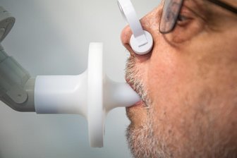 Immer mehr Vogtländer von Long-Covid betroffen - Die Lungenfunktion eines Long-Covid-Patienten wird in einem Bodyplethysmographen überprüft.