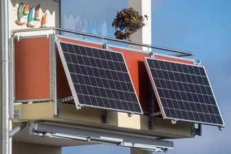 Immer mehr wollen ins Netz: Vogtländer heiß auf Balkonkraftwerke - Stecker-Solarsysteme für daheim (Balkonkraftwerke) sind der entscheidende Treiber für immer mehr Energieanlagen im Vogtlandkreis.