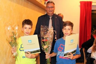 Immer mit Leidenschaft dabei - Oberbürgermeister Volker Holuscha mit den beiden Motocross-Talenten Darius und Simon Delling vom Motorsportclub Flöha.