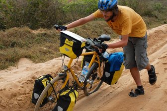 Immer nach Osten: Der Freiberger Christian Mädler berichtet über seine Fahrradreise durch den Iran - Christian Mädler auf seiner Tour von Freiberg nach Vietnam vor zehn Jahren im Dschungel von Myanmar, als die Piste unbefahrbar war.