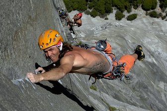 Immer steil bergan - Thomas Huber führt beim Speedklettern in der "Nose". Bruder Alexander sichert ihn.