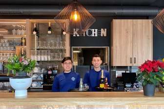 Immer volles Haus: Vietnamesisches Restaurant erobert in Chemnitzer Stadtviertel Herzen und Gaumen - Kurz nach Öffnung um 11.30 Uhr füllt sich das Restaurant mit seinen Mittagsgästen. Betreiber Anh Khoa Kieu (links) und Mitarbeiter Van Dung Pham sind ein eingespieltes Team.