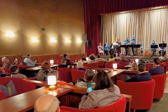Immer weniger aktive Autoren: Stirbt die vogtländische Mundartliteratur aus? - Das Kino Falkenstein wurde zur Abschlussveranstaltung der 9. Vogtländischen Mundarttage noch einmal reaktiviert: Auf der Bühne die Böhmischen (B)Engel aus Markneukirchen. 