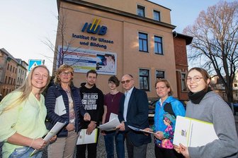 Immer weniger Auszubildende: Wie Apotheken im Vogtland gegensteuern wollen - Gemeinsam mit neun Berufskollegen kamen Apothekerinnen Ramona Schmidt (von links) und Constanze Süßdorf-Schönstein, die Auszubildenden Moritz Fels und Matthias Knoch sowie Plauener IWB-Schulleiter Mario Werrmann, Apothekerin Heidrun Bursee und Auszubildende Alexandra Köcher zusammen, um über die Neuausrichtung der PTA-Ausbildung zu beraten.
