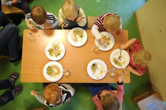 Immer weniger Neugeborene im Vogtland – Landrat in Sorge: „40 Prozent Rückgang in zehn Jahren, das ist Wahnsinn“ - Kinder in einer Krippe beim Mittagessen: Im Vogtland gehen die Geburtenzahlen drastisch zurück – mit Folgen für die Einrichtungen.