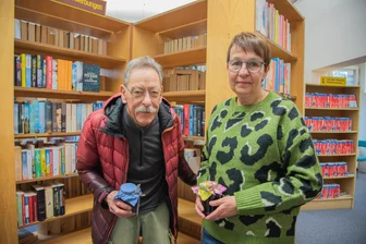 Immer weniger Nutzer: Bad Elster schließt seine Stadtbibliothek - Ein Nutzer der Bibliothek sagt zum Abschied mit selbstgemachter Marmelade danke: Karl-Heinz Amberg und die langjährige Mitarbeiterin Maren Fischer.