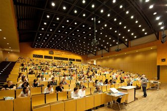 Immer weniger Studierende: TU Chemnitz schrumpft binnen zehn Jahren um fast ein Viertel - Studierende im größten Hörsaal der TU Chemnitz. Zuletzt haben sich nur noch etwas mehr als 1000 Personen neu für ein Studium in Chemnitz eingeschrieben.