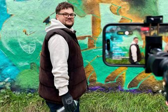 Immer wieder Ärger mit Graffitis in Plauen: Ist das Sachbeschädigung oder Kunst? - Der Streamer Ferdinand Störel alias "yunghesslich" während einem seiner Graffiti-Livestreams.