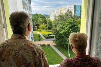 Immer wieder Brände in Chemnitzer Elfgeschosser: Wenn Mieter auf Patrouille gehen - Die Klostermanns haben genug. Nach fünf Jahren im Hochhaus am Harthwald 1 (Foto: Blick aus dem Fenster auf dem Gang) ziehen sie demnächst aus. Und das, nachdem sie jahrelang an der Spitze einer Mietergemeinschaft für mehr Sicherheit in ihrem Block eintraten.