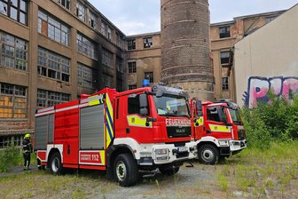 Immer wieder Brandstiftung in ehemaligen Wanderer Werken in Chemnitz: Polizei ermittelt - Am Dienstagnachmittag rückten Feuerwehr und Polizei erneut zur Industriebrache an der Zwickauer Straße aus.