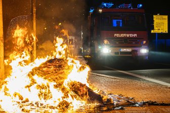 Immer wieder brennende Mülltonnen im Erzgebirge – Ist ein Brandstifter unterwegs? - An der Wettinerstraße in Aue stand eine Mülltonne in Flammen.