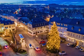 Immer wieder Debatte im Erzgebirge um die Frage: Wann wird der Schwibbogen angeschaltet? - Ab Freitag verwandelt sich Zwönitz wieder in ein Lichtermeer.