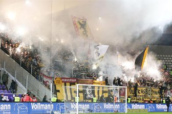 Immer wieder Derby-Randale? Diese Bilanz zog die Polizei bei den jüngsten Spielen von Erzgebirge Aue gegen Dynamo Dresden - Das Aufeinandertreffen von Erzgebirge Aue und Dynamo Dresden verspricht immer besondere Brisanz. Im Bild zu sehen sind Dynamo-Fans, die 2019 im Erzgebirgsstadion Pyrotechnik zünden.