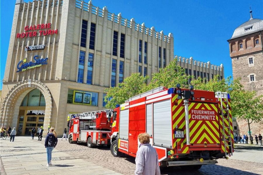 Immer wieder Feueralarm im Roten Turm Chemnitz: Manager des Centers genervt - Gleich zweimal rückte die Feuerwehr am Dienstag zur Galerie Roter Turm aus. Die Passage wurde beide Male evakuiert. 