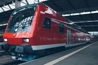 Immer wieder Probleme mit dem RE 6 nach Leipzig: Verkehrsverbund stellt der Mitteldeutschen Regiobahn ein Ultimatum - Seit Ende vorigen Jahres auf der Strecke Chemnitz–Leipzig im Einsatz: Doppelstockzug der MRB.