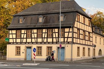 Immer wieder Schmierereien in Oelsnitz: Zoephelsches Haus und zwei Turnhallen beschädigt - Tourist-Info und Bibliothek sind im Zoephelschen Haus in Oelsnitz untergebracht.
