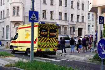 Immer wieder Schüsse in Chemnitz, mehrere Verletzte: Was steckt dahinter? - Einer von mehreren Einsätzen in Chemnitz: Anfang Juli waren Polizei und Rettungskräfte auf den Sonnenberg ausgerückt, weil aus einem Fenster auf Passanten geschossen wurde.