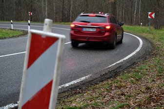 Immer wieder Unfälle in Kanapee-Kurve bei Biesern: Kann hier eine Leitplanke hin? - In der Kanapee-Kurve (B 107) bei Biesern kommt es immer wieder zu Unfällen, in Fahrtrichtung Rochlitz.