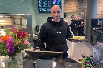 „Immergrün“-Filiale startet in Chemnitzer Einkaufsgalerie mit Wraps, Bowls und Smoothies - Thomas Sauske hat am Mittwoch seine „Immergrün“-Filiale in der Galerie Roter Turm eröffnet.
