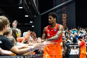 Immerhin defensiv recht gut: die Niners Chemnitz nach dem Sieg gegen Hamburg in der Einzelkritik - Die Spieler der Niners Chemnitz konnten am Freitagabend gemeinsam mit ihren Fans den dritten Bundesligasieg in Folge bejubeln. Hier klatscht Will Christmas ab.