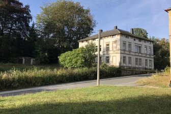 Immobilien-Analyse für Deutschland: Günstigstes Anwesen befindet sich im Erzgebirge - Die Oschatz-Villa an der Alten Auerbacher Straße in Schönheide.
