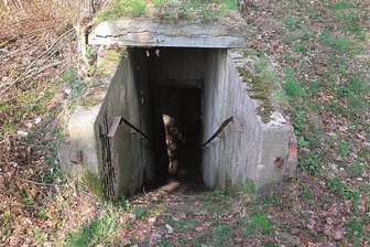 Immobilien-Auktion: Grundstück mit Atombunker für 86.000 Euro versteigert - Mit dem Grundstück an der Zschopauer Straße hat der neue Eigentümer auch den Bunker (im Bild der Eingang) ersteigert.