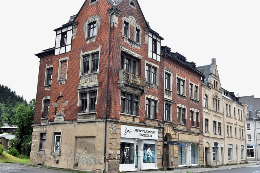 Immobilien-Investoren kaufen sich in Sachsens Kleinstädten ein - Auch Klingenthal (Vogtlandkreis) verkauft seinen kommunalen Wohnungsbestand - wie hier die Häuser in der Graslitzer Straße. 
