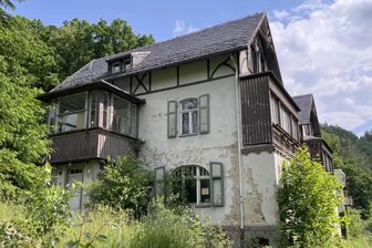 Immobilien-Report: Diese vier herrschaftlichen Villen gibt es in Sachsen jetzt für unter 200.000 Euro - Diese Doppelvilla in Amtsberg wurde um das Jahr 1914 für die Patentpapierfabrik zu Penig errichtet. Sie ist „unsaniert“, verfügt aber eine „solide Substanz“, so der Immobilienverkäufer.