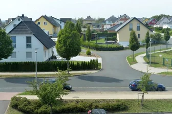 Immobilien: Viel Bewegung auf dem regionalen Markt - Laut einer Studie der Landesbausparkassen sind die Preise für Eigenheime in Freiberg gesunken. Dabei gibt es in der Stadt attraktive Standorte, wie die Eigenheimsiedlung in Freiberg Neufriedeburg.