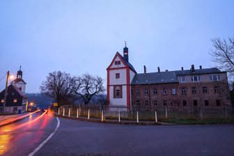 Immobiliendeal am Kloster „Roter Stock“ geplatzt: Wer das Wahrzeichen von Remse kaufen und retten wollte - Der Verkauf des Klosters „Roter Stock“ in Remse ist gescheitert. Wie die Familie, die das einzige Angebot vorgelegt hat, reagiert.