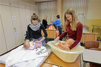 Immobiliendeal: Kreis will traditionsreiches Schulhaus in Meerane an SIS-Gruppe verkaufen - Lena Sarfert (links) und Lisa Ulbricht (rechts) absolvieren ihre Ausbildung zur Erzieherin.