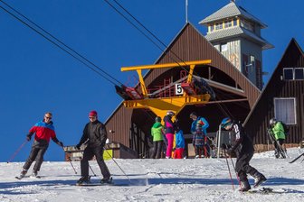 Immobilienpreise in Sachsens Skigebieten steigen rasant: So teuer sind jetzt Häuser am Fichtelberg - Stimmen die Schneeverhältnisse, lockt der Fichtelberg viele Skifahrer und Snowboarder nach Sachsen. Entsprechend stark haben die Immobilienpreise am Fuße der Pisten in Oberwiesenthal seit 2020 angezogen.