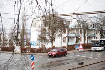 Immobilienriese in Insolvenz: Was wird aus 191 ehemaligen Terrafinanz-Wohnungen in Plauen? - Blick von der Straßenbahnhaltestelle Suttenwiese in Richtung des ehemaligen Terrafinanz-Wohngebietes: Die Alpha Real Estate Group hat dort vor zwei Jahren 191 Wohnungen gekauft und steckt jetzt in der Insolvenz. Für die Mieter soll alles so weiter laufen, verspricht die Fondsgesellschaft.