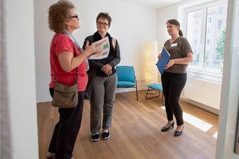 Immobilienriese TAG investiert in Plauen - Tag der offenen Tür: Gudrun und Lisa Seifert loten im Gespräch mit Heike Baumgart von der Firma TAG Wohnen aus, ob es sich rechnet.