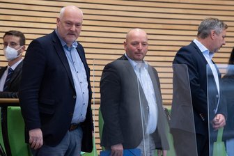 Immunitätsaufhebung und Abgeordnetenanklage: So reagieren Landtagstagsparteien auf Vorwürfe der Häftlingsarbeit gegen AfD-Mann Dornau - Der AfD-Abgeordnete Jörg Dornau (l.) - hier bei einer Sondersitzung des Landtags- schweigt zu den Vorwürfen gegen ihn.
