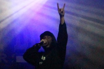Fox Lake aus den USA: Wären die zeitgemäßen Beatdown-Breaks nicht so markant, könnte man in der Sprechgesang-reichen Mischung durchaus klassischem 1990er-Crossover-Charme a'la Clawfinger oder Biohazard heraushören.