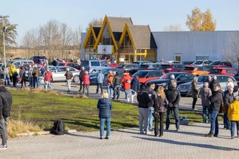 Impf-Frust: DRK weist Hunderte ab - Donnerstagvormittag in Eich: Auf dem Gelände des einstigen Spectrum-Markts steht eine lange Schlange, viele weitere Menschen warten im Inneren des Gebäudes. Hunderte, die teils schon stundenlang ausharrten, sind nach der Ausgabe von Nummern bereits wieder gegangen.