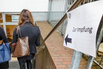 Impfaktion in Freiberg läuft unter Polizeischutz -