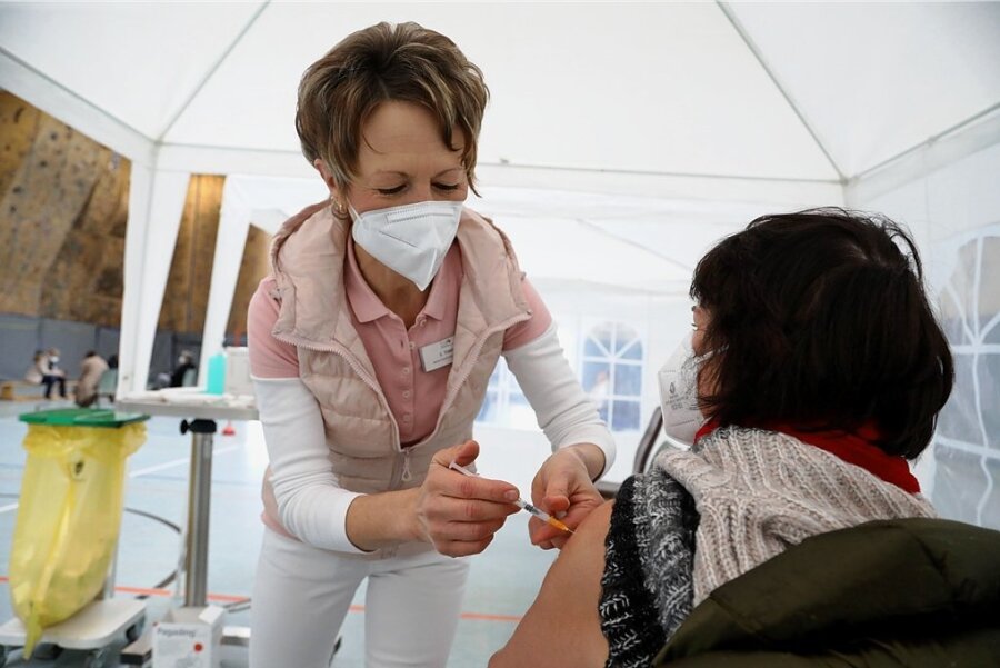 Impfaktion in Glauchau: Der große Ansturm ist ausgeblieben - Schwester Sybille Thieme verabreichte die Impfungen. Sie ist Bereichsleiterin Pflege in der Psychiatrie des Krankenhauses. 