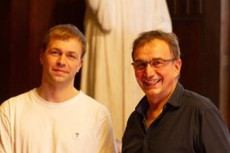 Impfaktion mit Hilfe aus der Charité - Vater und Sohn in Aktion beim Impfen im Lutherhaus: Dr. Thomas Rein und Johannes Rein.