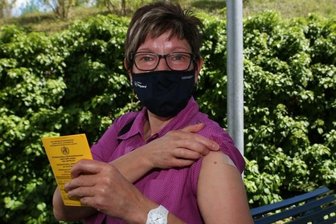 Impfaktionen in Firmen laufen an - Katrin Ufer, stellvertretende Schichtleiterin bei Turck, hat sich impfen lassen. Nicht zuletzt auch deshalb, weil sie so ihre 84-jährige Mutter schützen will, zu der sie regelmäßig Kontakt hat.