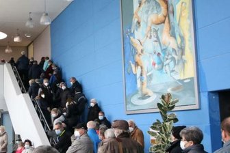 Impfaktionen in Mittelsachsen: Vom Frust der Wartenden - Bei einer Impfaktion in Hartha bildete sich vor wenigen Tag schon mittags eine lange Warteschlange. Frust kam unter den Leuten auf. 
